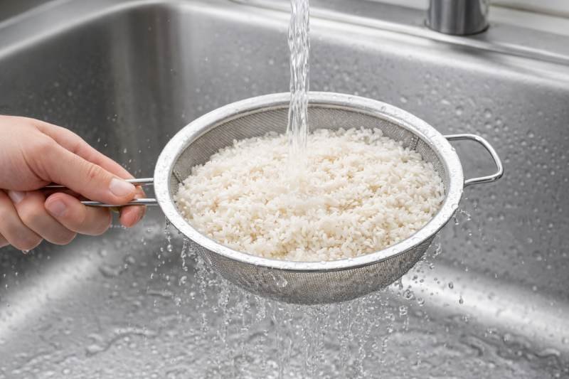 האם צריך לשטוף אורז לפני בישול? התשובה חשובה מאוד